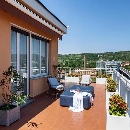 Apartman The Red Penthouse - Family With Terrace 2 Bedroom Private Park *